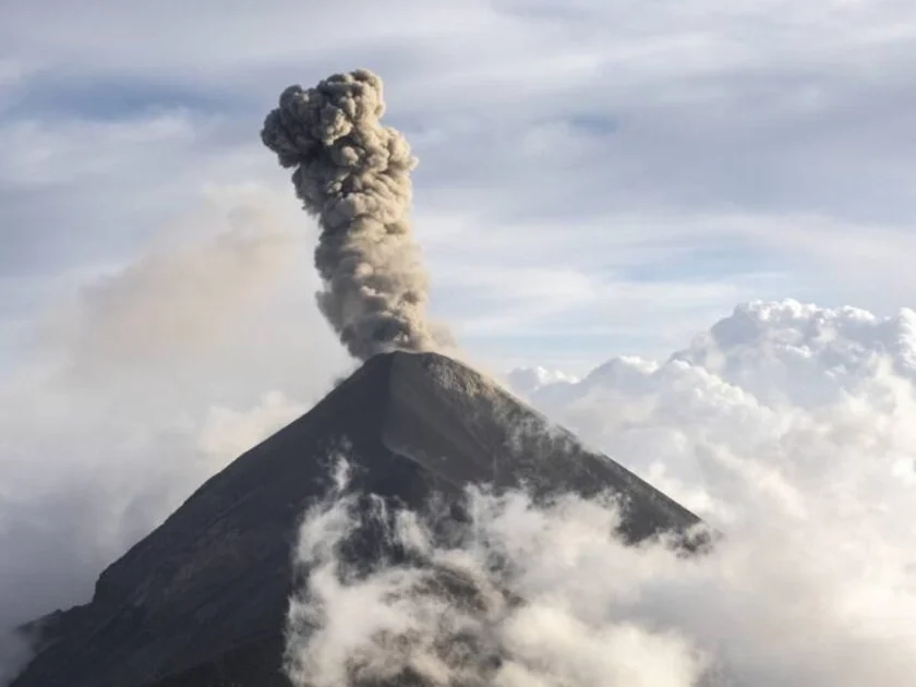 Volcán de Fuego en Guatemala expulsa ceniza. Foto: Getty Images/Ilustrativa