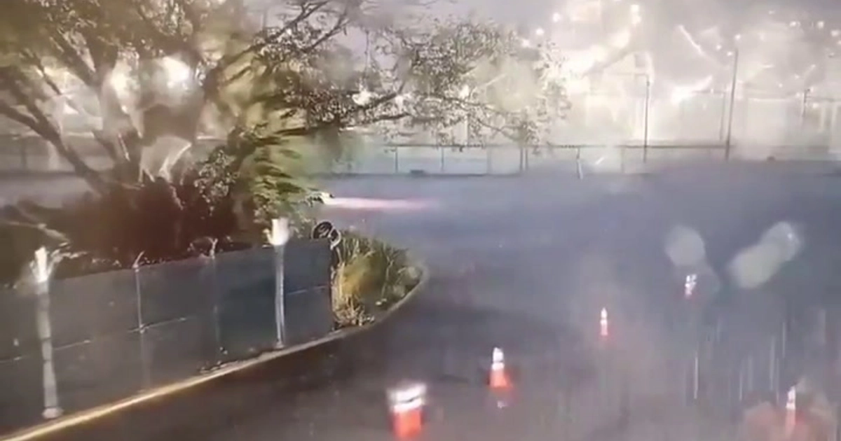 Un video captado por cámaras de la ASIPONA reveló cómo se originó el incendio en la Refinería Olmeca de Dos Bocas, (X/@azucenau)