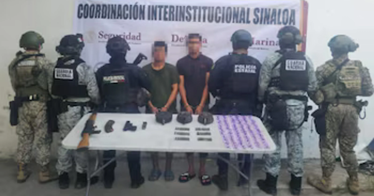En Mazatlán fueron detenidos dos hombres con un arma AK-47 y dosis de presunta metanfetamina este jueves 24 de septiembre Foto: SSP