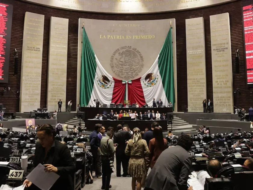 Reforma que prohíbe la doble nacionalidad a presidentes y gobernadores es aprobada por la Cámara de Diputados.