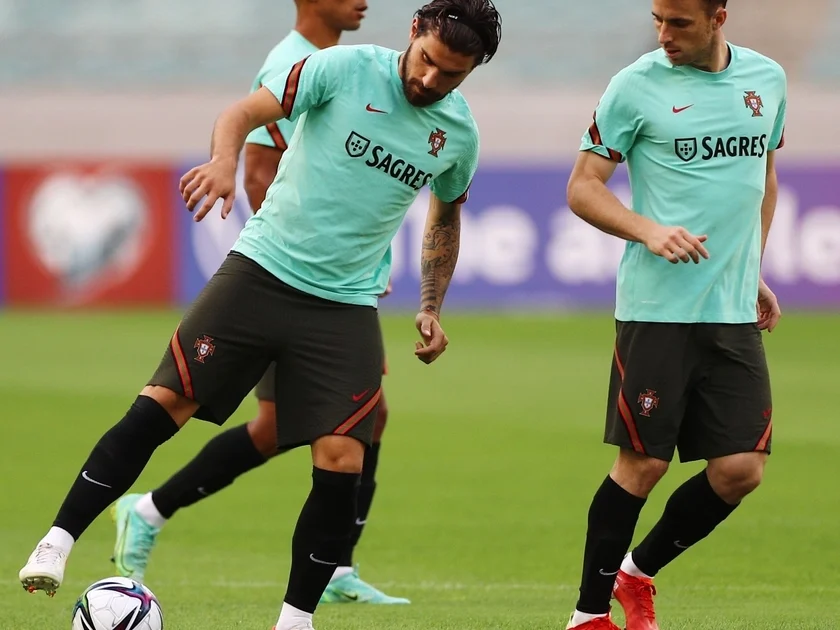 Los aficionados corearon el nombre de Diogo Jota para hostigar a Rúben Neves, quien fue un amigo muy cercano del futbolista fallecido (REUTERS/Aziz Karimov)