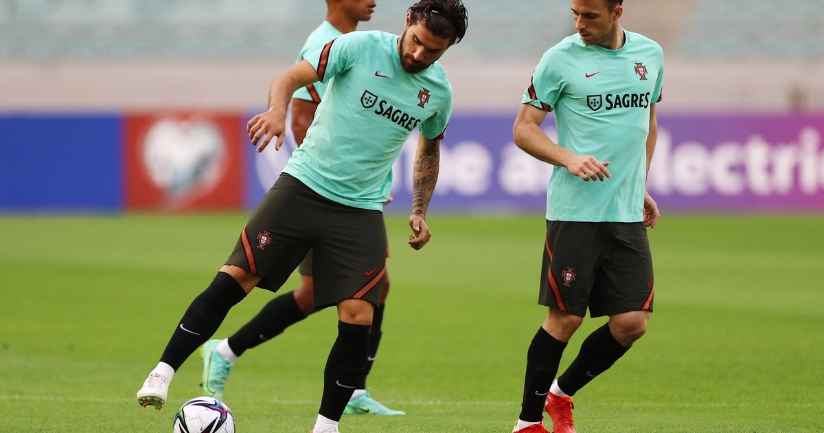 Los aficionados corearon el nombre de Diogo Jota para hostigar a Rúben Neves, quien fue un amigo muy cercano del futbolista fallecido (REUTERS/Aziz Karimov)