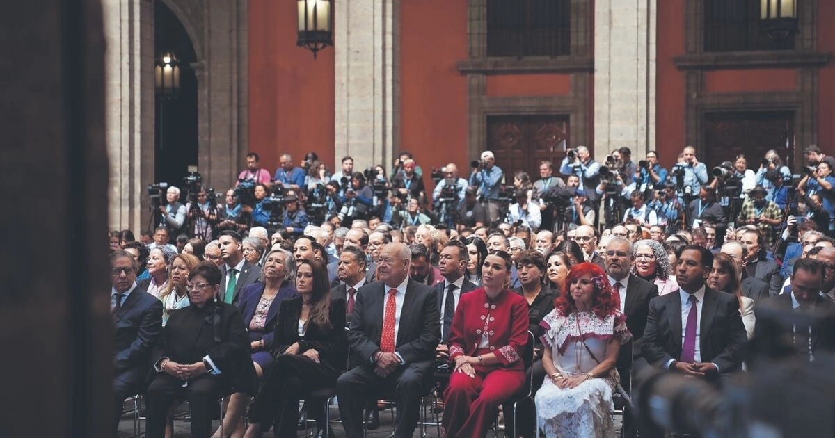 En las primeras filas se acomodaron integrantes de su gabinete, legisladores, ministros de la Suprema Corte, gobernadores y representantes de la iniciativa privada. Foto: Especial