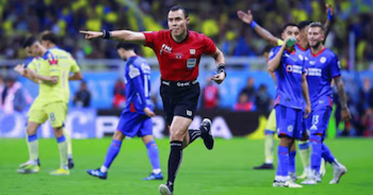 El Gato Ortíz corre al punto penal para marcar la falta de Rotondi sobre Reyes. (Mexsport)