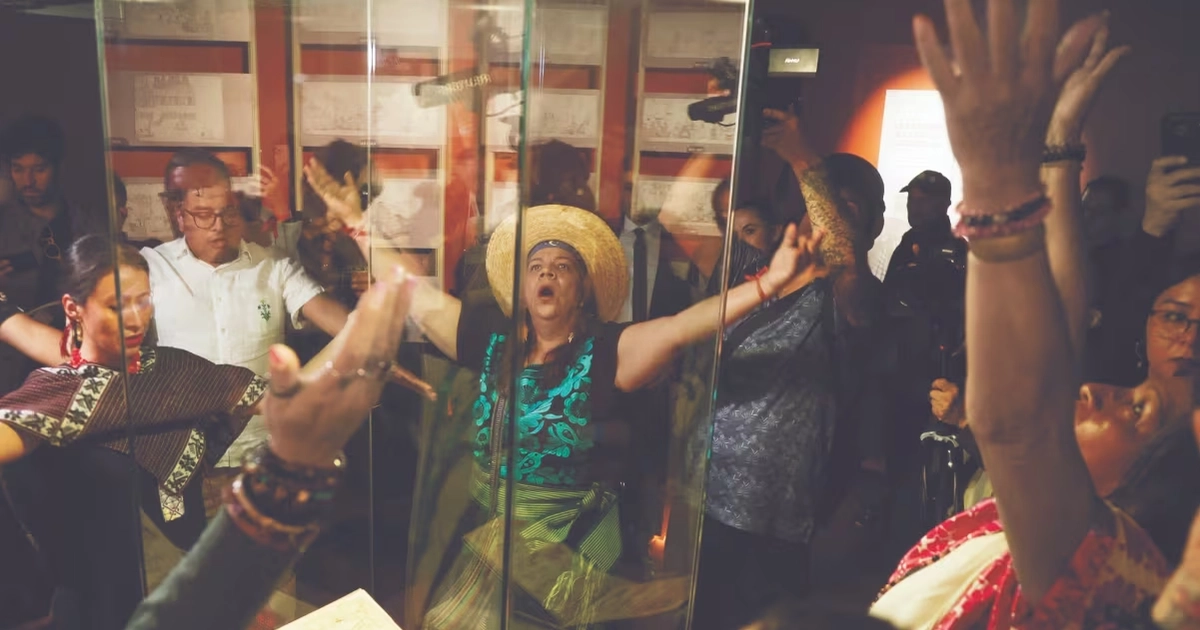Personas que dijeron ser de pueblos originarios en una ceremonia improvisada dieron la bienvenida al códice Azcatitlan, el cual viene de Francia y es prestado a México como parte de las actividades por los 200 años de las relaciones entre México y Francia esto tuvo lugar en el Museo Nacional de Antropología. Foto: Carlos Mejía/ EL UNIVERSAL