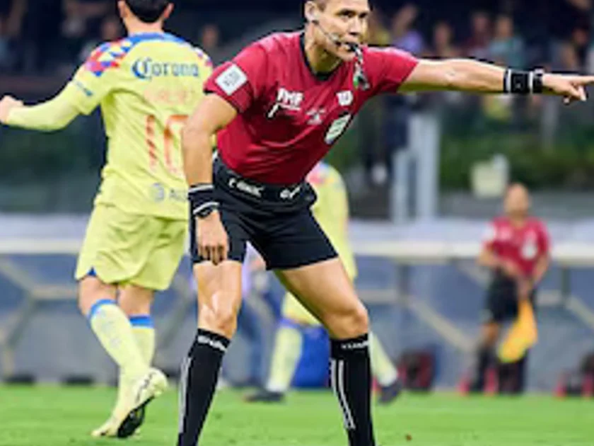 El silbante aseguró al VAR que la barrida de Rotondi a Israel Reyes demerito ser marcado como penalti. (Mexsport)