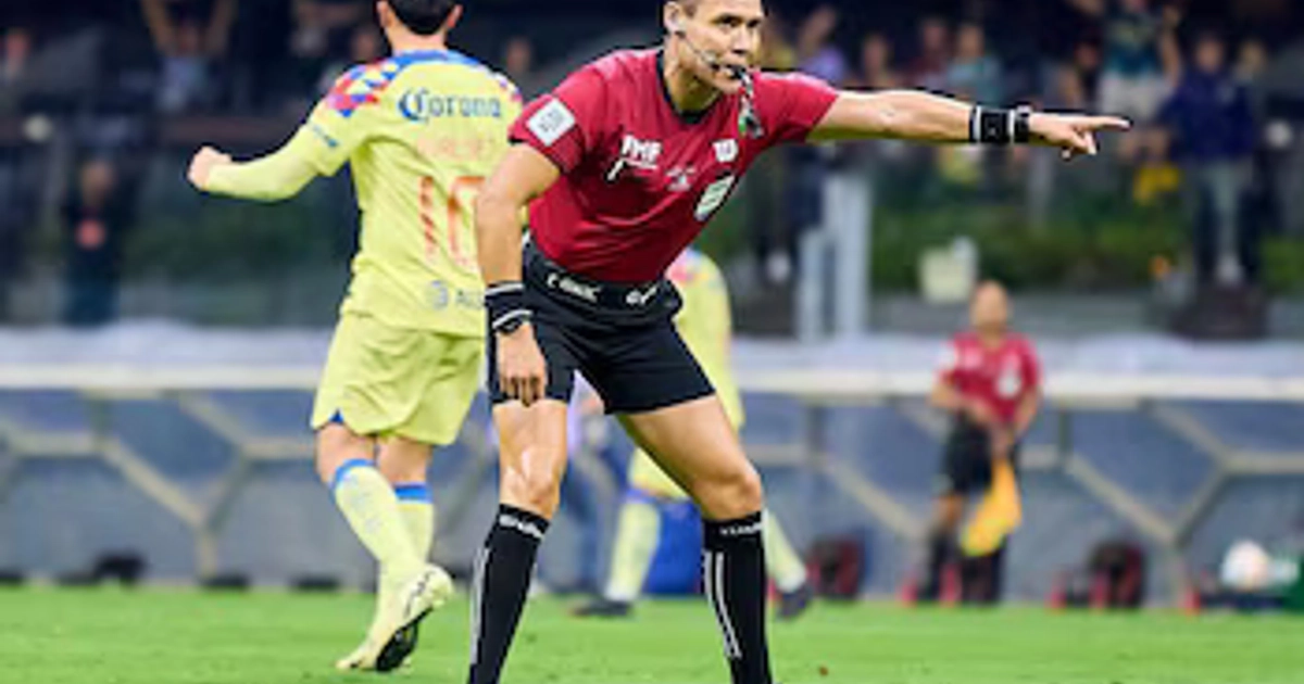 El silbante aseguró al VAR que la barrida de Rotondi a Israel Reyes demerito ser marcado como penalti. (Mexsport)