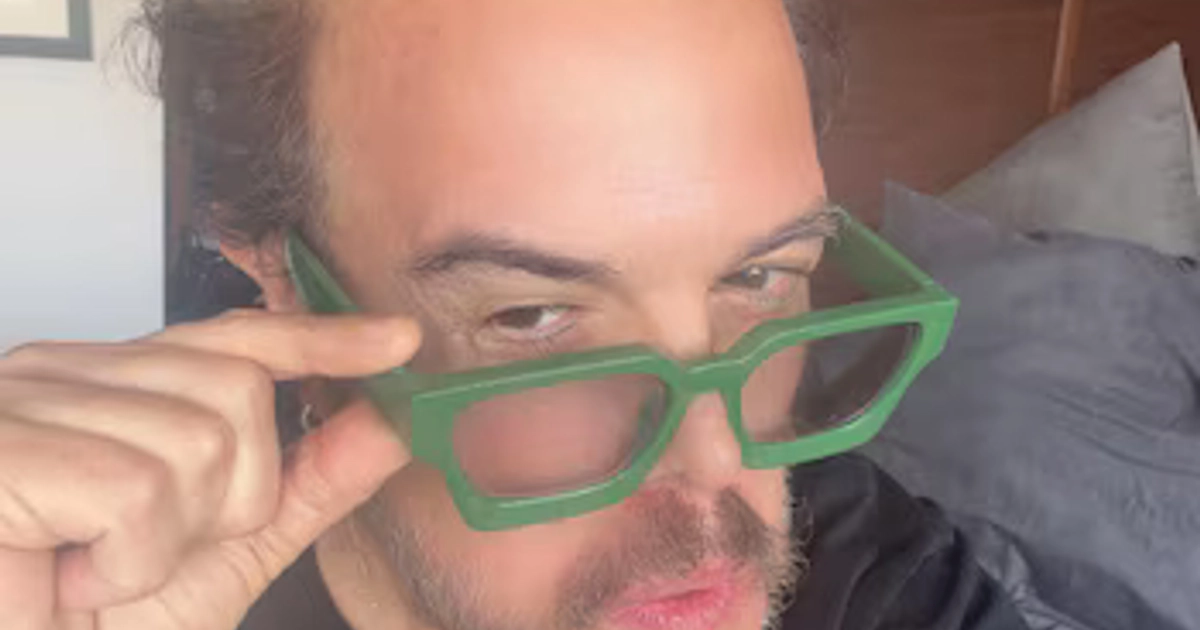En la red social TikTok, el cantante actualizó su cuenta oficial alekssyntek.oficial y colocó como foto de perfil la misma imagen
