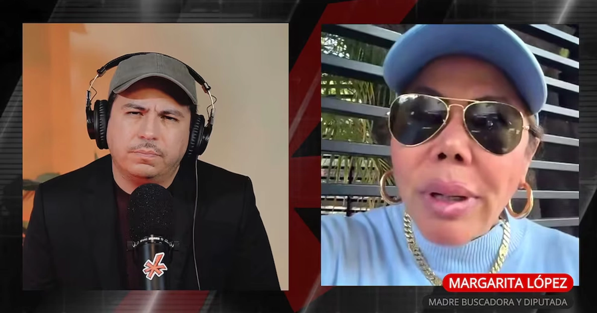 Captura de pantalla de una videollamada dividida entre un entrevistador y la diputada Margarita López, vistiendo gorra y gafas de sol