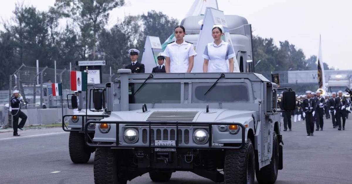 Práctica del contingente de la Secretaría de Marina (Semar) para su participación en el desfile del 16 de septiembre, en el Autódromo Hermanos Rodríguez. Foto: Fernanda Rojas / EL UNIVERSAL