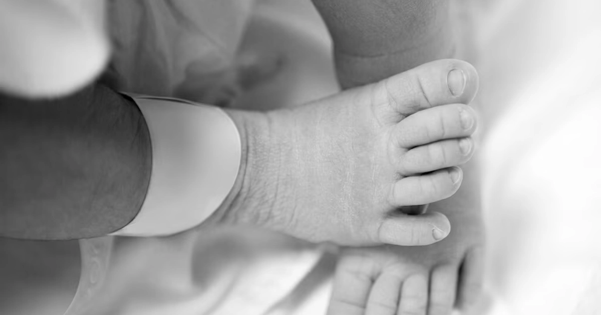 Los pies de un recién nacido llevan una pulsera de identificación en un centro hospitalario. (Imagen Ilustrativa Infobae)