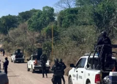 Dos presuntos integrantes de Los Ardillos fueron detenidos con armas largas, municiones y motocicletas en Coacoyulillo. (X/@ElObservadorNL)