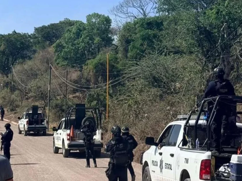 Dos presuntos integrantes de Los Ardillos fueron detenidos con armas largas, municiones y motocicletas en Coacoyulillo. (X/@ElObservadorNL)