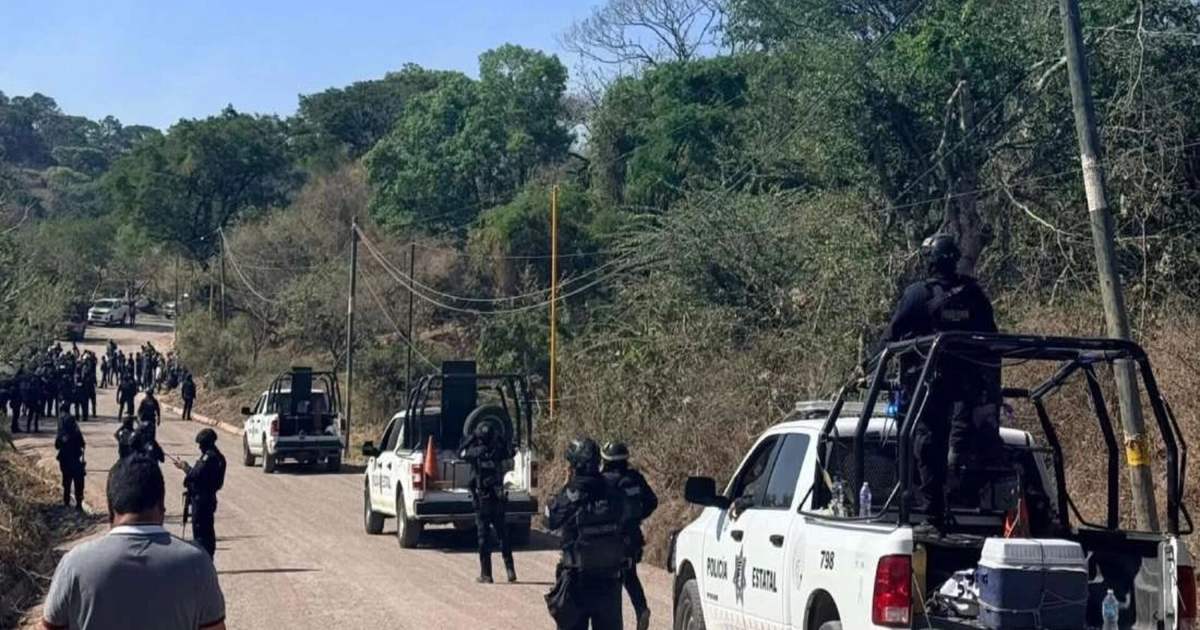 Dos presuntos integrantes de Los Ardillos fueron detenidos con armas largas, municiones y motocicletas en Coacoyulillo. (X/@ElObservadorNL)