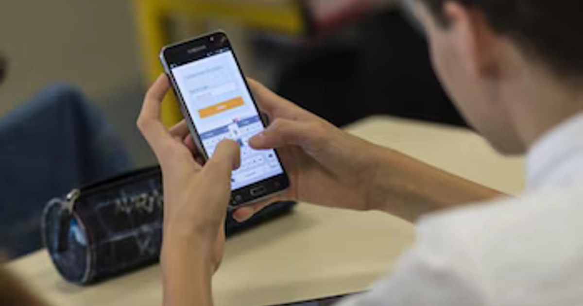 El uso de celulares abre debate en las escuelas.