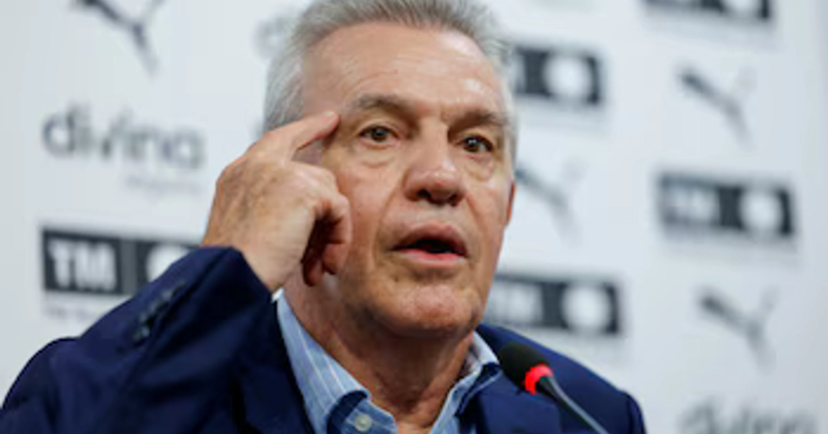 El técnico mexicano Javier Aguirre durante su presentación este lunes como nuevo entrenador del Valencia CF, con el que ha firmado un contrato hasta el final de esta campaña 2026-2027 y el club dispondrá de una opción de prórroga por una campaña más. EFE/Biel Aliño