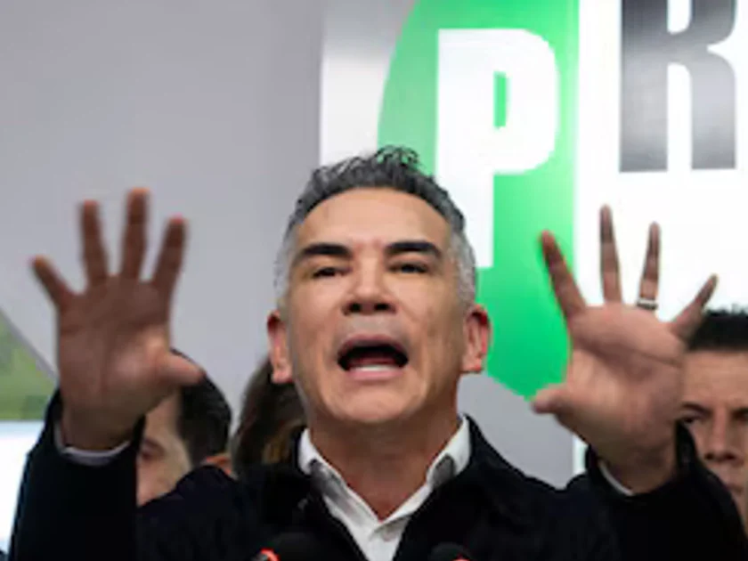 Alejandro Moreno acusa censura tras la orden del INE de retirar publicaciones que vinculan a Morena con el crimen organizado y anuncia que el PRI acudirá a organismos internacionales. FOTO: CAMILA AYALA BENABIB/CUARTOSCURO.COM