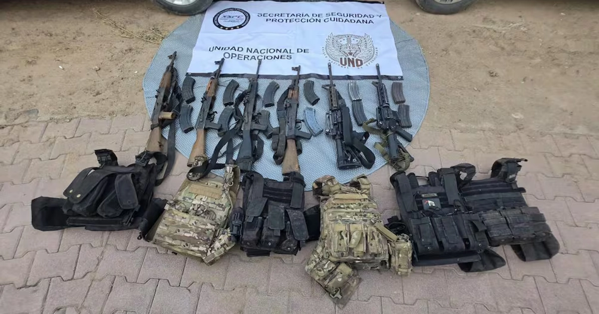 Aseguran armas y drogas en Mazatlán, Sinaloa (25/09/2026). Foto: Tomada de X (@OHarfuch)