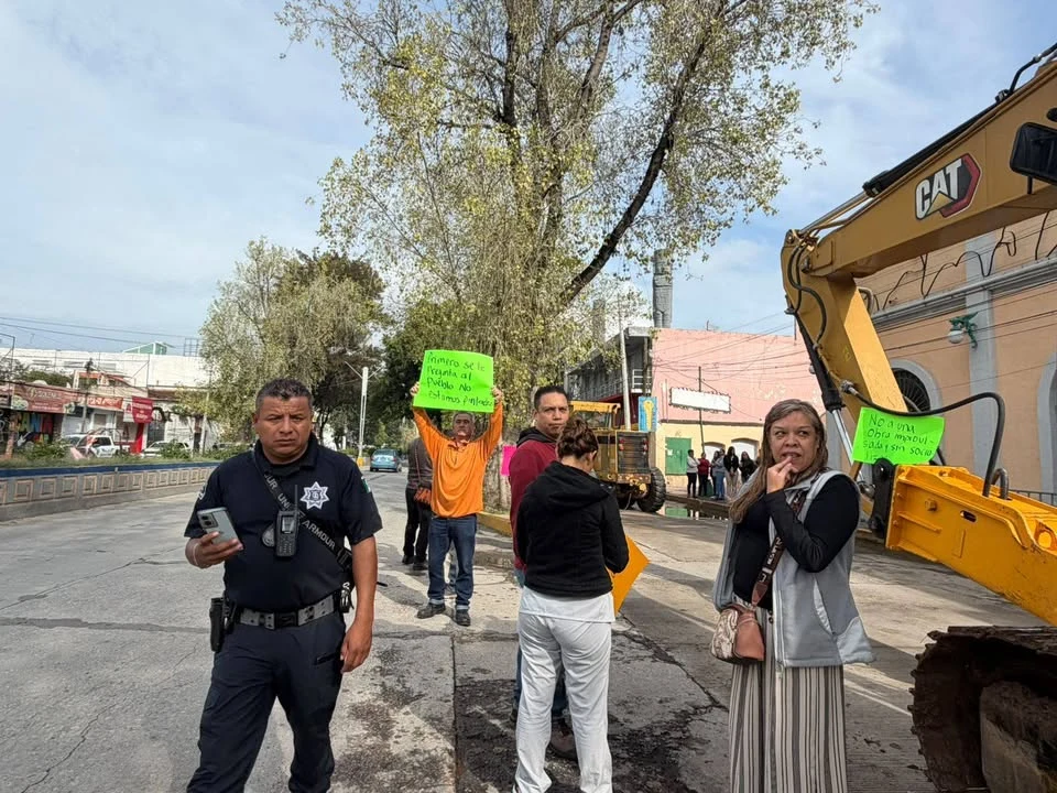 Vecinos de Tula se manifestaron antes de iniciar la obra de la Calzada Melchor Ocampo en Tula; aseguran que hay otras calles que realmente necesitan ser reparadas