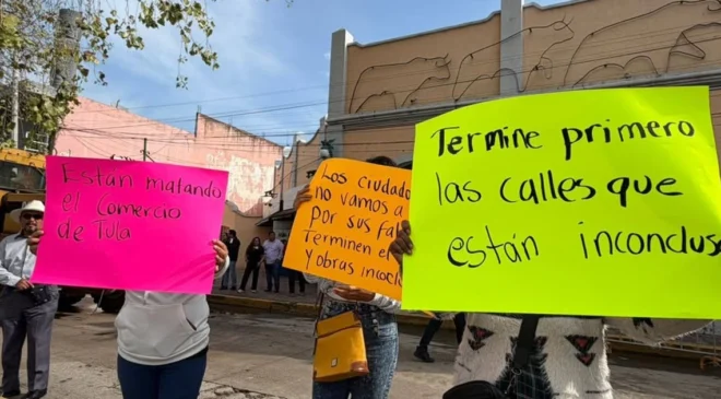 Vecinos de Tula se manifestaron antes de iniciar la obra de la Calzada Melchor Ocampo en Tula; aseguran que hay otras calles que realmente necesitan ser reparadas