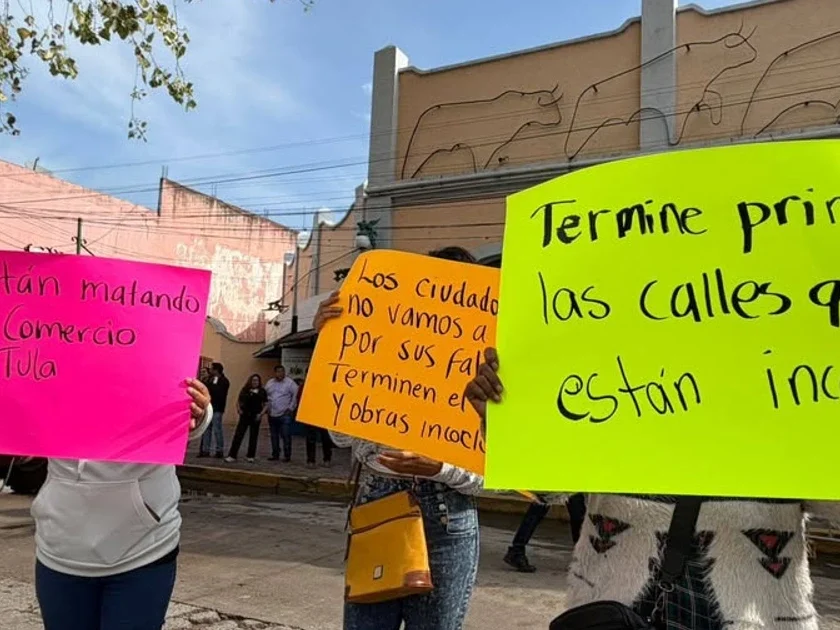 Vecinos de Tula se manifestaron antes de iniciar la obra de la Calzada Melchor Ocampo en Tula; aseguran que hay otras calles que realmente necesitan ser reparadas