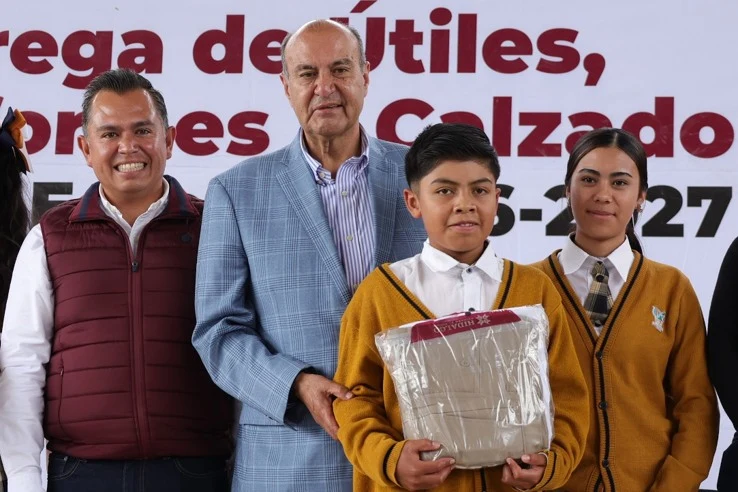 El secretario de Educación Pública de Hidalgo entregó útiles, calzado y uniformes en cinco municipios