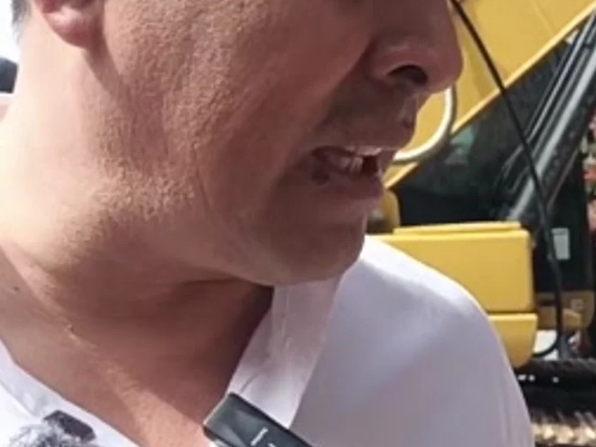 La autoridad municipal de Tula de Allende encabezada por el alcalde Cristhian Evanivaldo Martínez Resendiz junto con integrantes de la asamblea dieron el banderazo para el arranque de obra de la Reestructuración total de la calzada Melchor Ocampo, en la zona centro