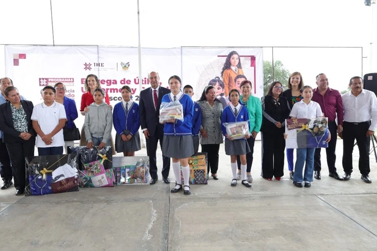 El secretario de Educación Pública de Hidalgo entregó útiles, calzado y uniformes en cinco municipios