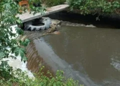 Macabro hallazgo del cadáver de un hombre esposado de las manos, en un canal de aguas negras de Teocalco, municipio de Tula