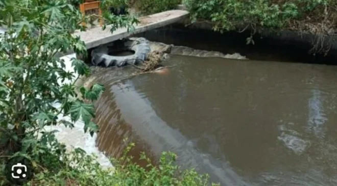 Macabro hallazgo del cadáver de un hombre esposado de las manos, en un canal de aguas negras de Teocalco, municipio de Tula