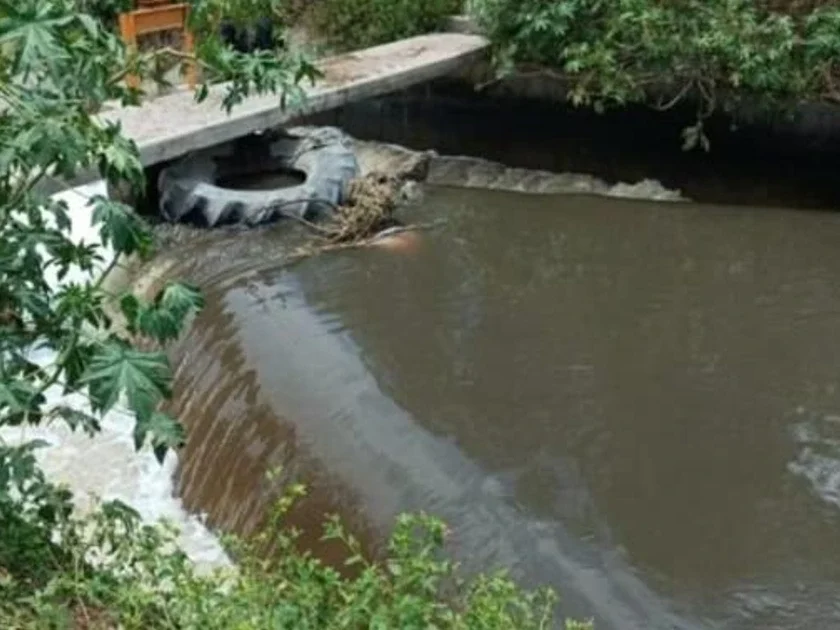 Macabro hallazgo del cadáver de un hombre esposado de las manos, en un canal de aguas negras de Teocalco, municipio de Tula