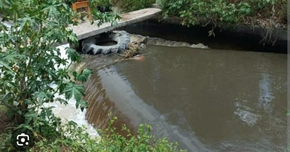 Macabro hallazgo del cadáver de un hombre esposado de las manos, en un canal de aguas negras de Teocalco, municipio de Tula
