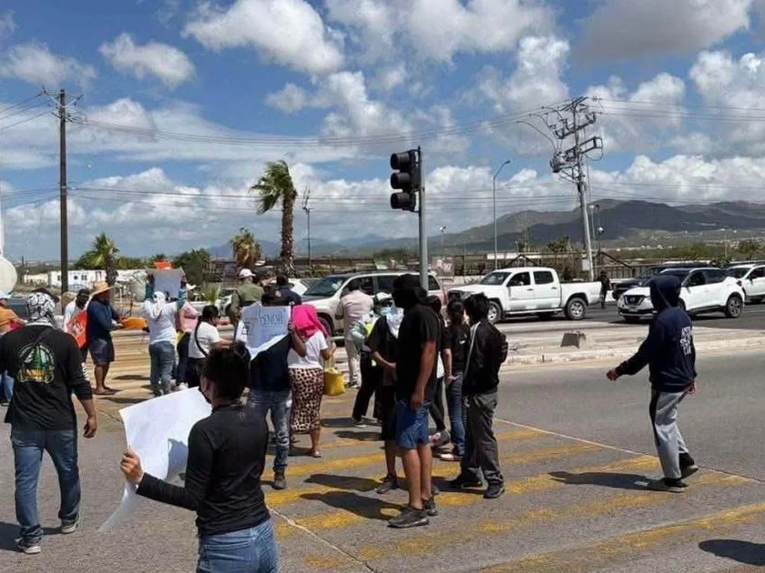 Familias bloquean carretera por dos jóvenes desaparecidas en Los Cabos, BCS; exigen acelerar su búsqueda. (02/09/26) Foto: Especial.