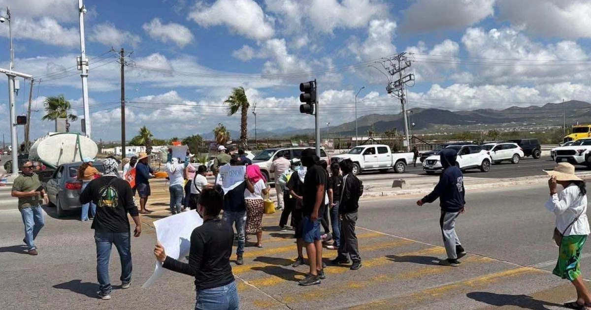 Familias bloquean carretera por dos jóvenes desaparecidas en Los Cabos, BCS; exigen acelerar su búsqueda. (02/09/26) Foto: Especial.