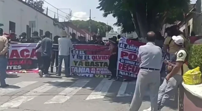 Manifestación en contra de la presidenta de Tepeji, Tania Valdez, durante su Informe de Gobierno;  la rechazan por arbitrariedades yque no ha hecho obras