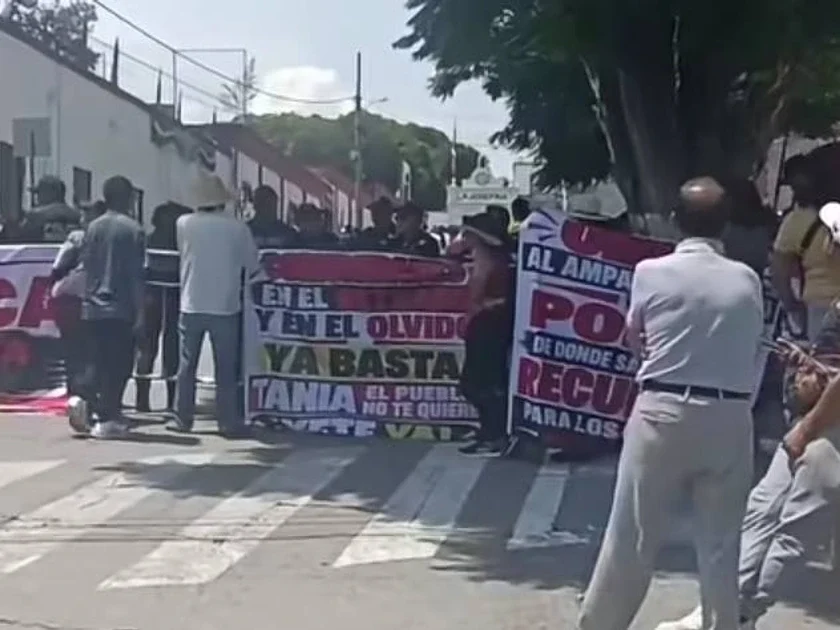 Manifestación en contra de la presidenta de Tepeji, Tania Valdez, durante su Informe de Gobierno; la rechazan por arbitrariedades yque no ha hecho obras