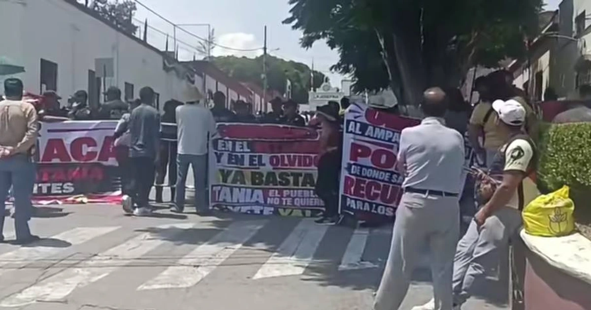 Manifestación en contra de la presidenta de Tepeji, Tania Valdez, durante su Informe de Gobierno; la rechazan por arbitrariedades yque no ha hecho obras