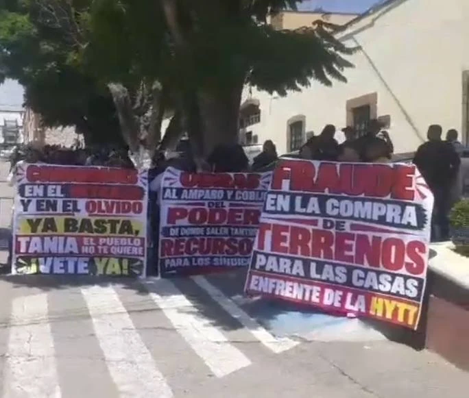 Manifestación en contra de la presidenta de Tepeji, Tania Valdez, durante su Informe de Gobierno; la rechazan por arbitrariedades yque no ha hecho obras