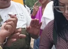 Un grupo de tulenses mediante una manifestación pacífica solicitan a las autoridades municipales que les presenten el proyecto de la reconstrucción de la Calzada Melchor Ocampo, colonia centro.