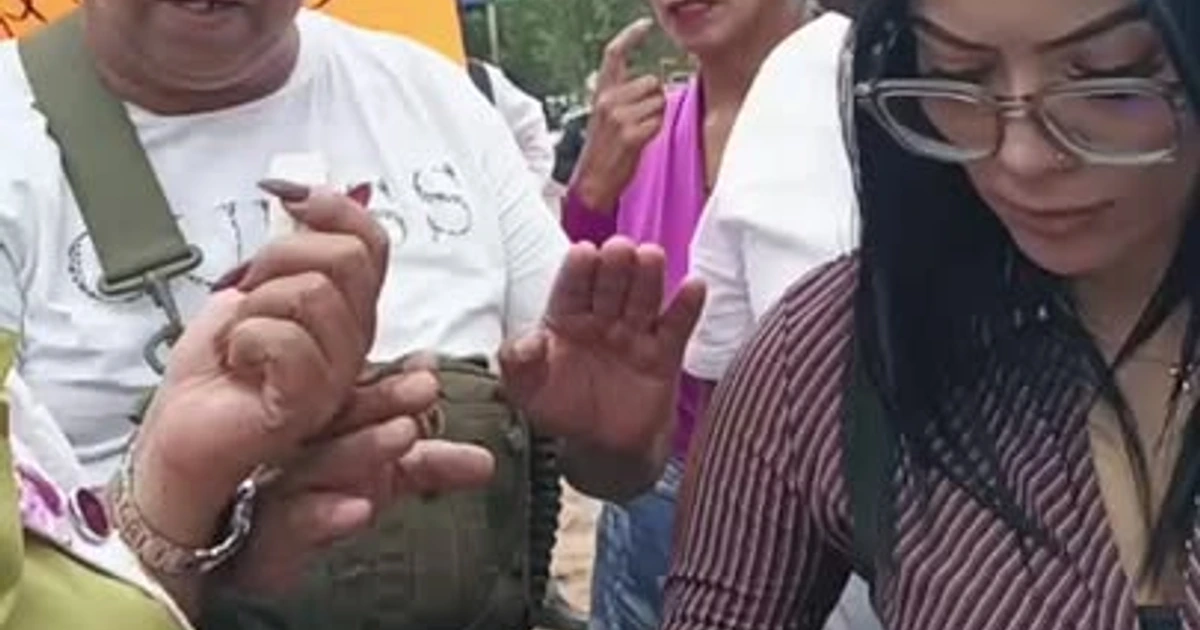 Un grupo de tulenses mediante una manifestación pacífica solicitan a las autoridades municipales que les presenten el proyecto de la reconstrucción de la Calzada Melchor Ocampo, colonia centro.