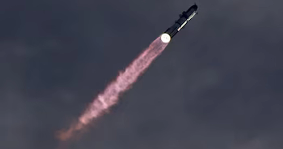 El cohete Starship de última generación despegó de Texas el lunes para su vuelo inaugural a la órbita y el primer lanzamiento operativo de satélites ( REUTERS/Steve Nesius)