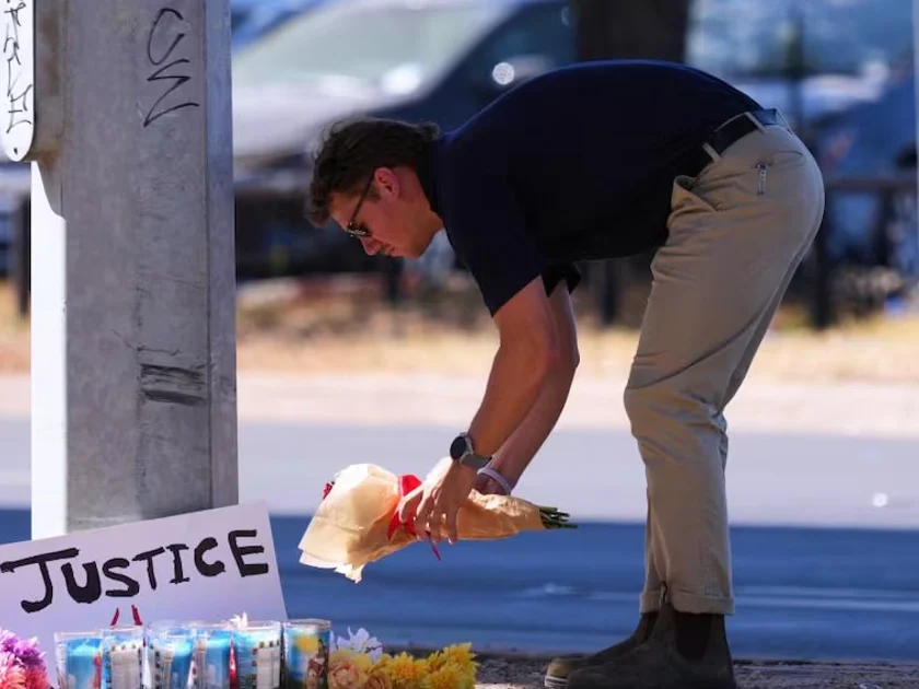 Un hombre coloca flores cerca del lugar donde un venezolano fue baleado por un agente del ICE el día anterior en Austin, Texas. (21/09/26) Foto: AP