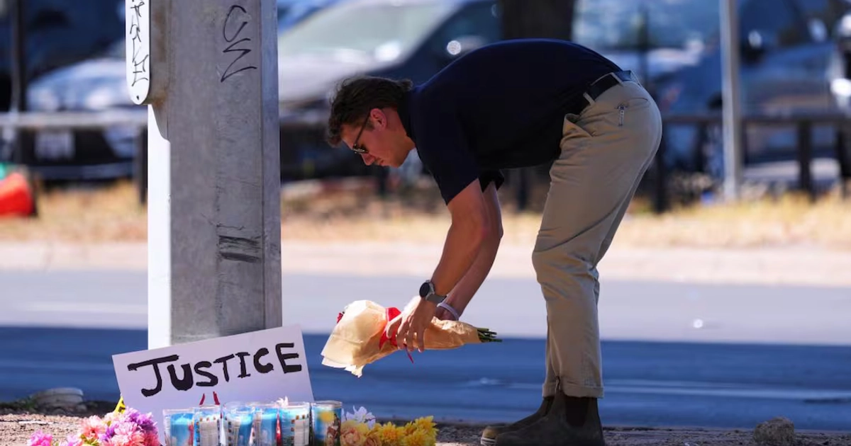 Un hombre coloca flores cerca del lugar donde un venezolano fue baleado por un agente del ICE el día anterior en Austin, Texas. (21/09/26) Foto: AP