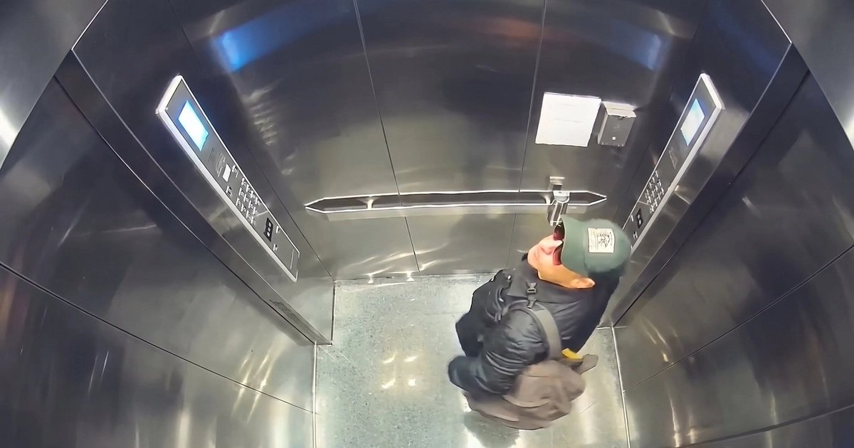 En el interior de un ascensor, mira arriba mientras espera que se habrán las puertas (Imagen Ilustrativa Infobae)