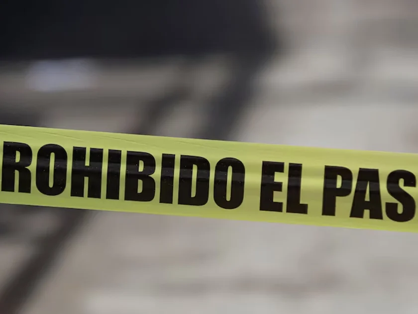 Elementos de la Fiscalía General de Justicia del Estado investigan el hallazgo de una mujer, quien fue encontrada muerta por sofocamiento en su propio domicilio, en condiciones muy extrañas.