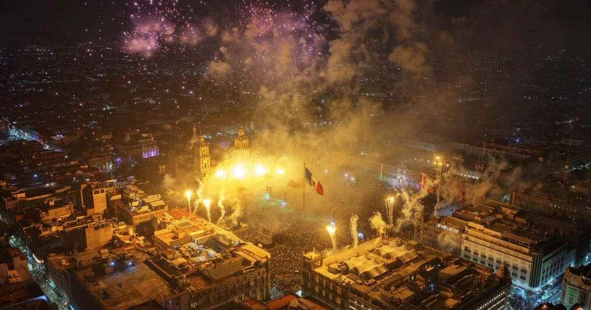 CIUDAD DE MÉXICO, 15SEPTIEMBRE2026.- Claudia Sheinbaum Pardo, presidenta de México, desde el balcón de Palacio Nacional dio el Grito de Independencia en el marco del 216 Aniversario ante miles de personas que se dieron cita en la plancha del zócalo capitalino. FOTO: PRESIDENCIA/CUARTOSCURO.COM