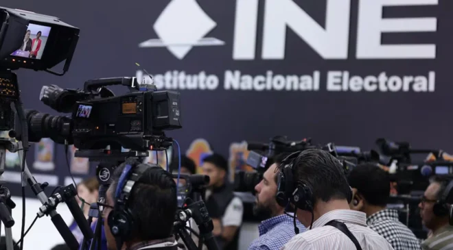 INE analiza volverse gris; alista cambio de color lila en su identidad