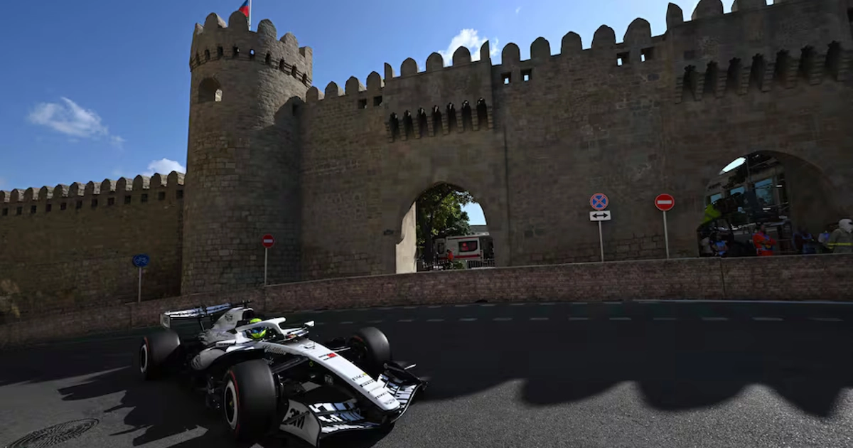 Checo Pérez en el circuito de Bakú con Cadillac, previo a la carrera del Gran Premio de Azerbaiyán - Foto: AFP