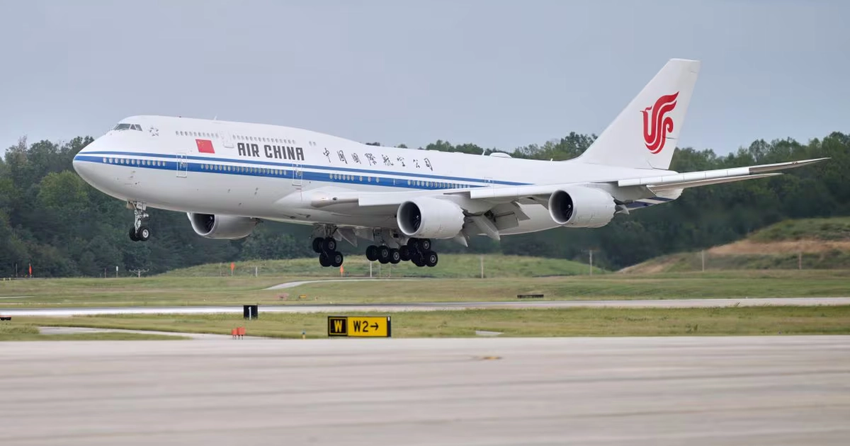 El presidente de China, Xi Jinping y su esposa Peng Liyuan llegando a EU. (23/09/26) Foto: AP