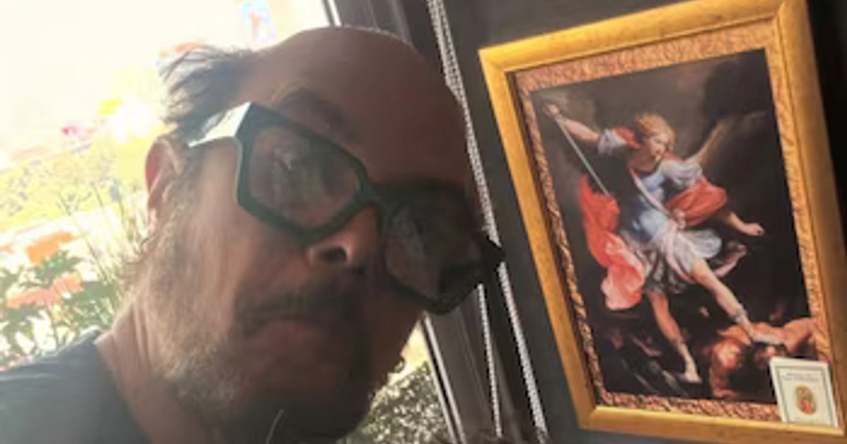 Aleks Syntek publica una imagen en la que aparece sin peluquín